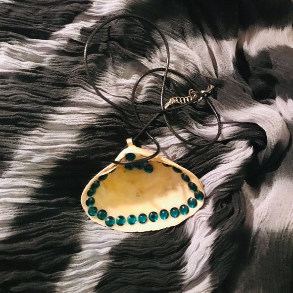 Seashell Vintage Rare UNique Rhinestone One of a Kind Handmade Seashell Necklace - Picture 9 of 16